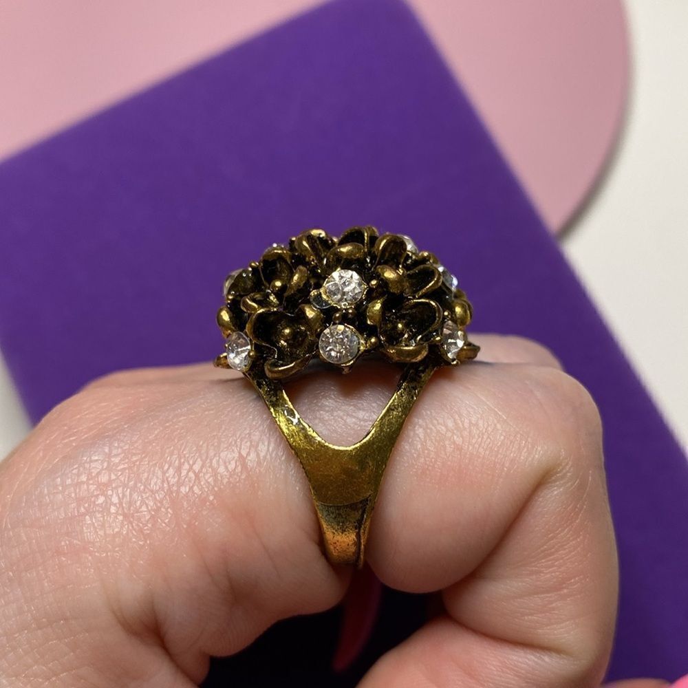 💛 Classic Flower & Crystal Statement Ring - Picture 2 of 6